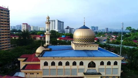 Aerial view. A common design of islamic architecture adopted for this mosque. Vídeos de archivo 83834681
