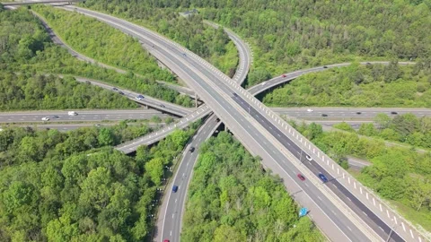 Aerial View of Complex Motorway Junction Traffic in Lush Green Forest Vídeos de archivo 336953429