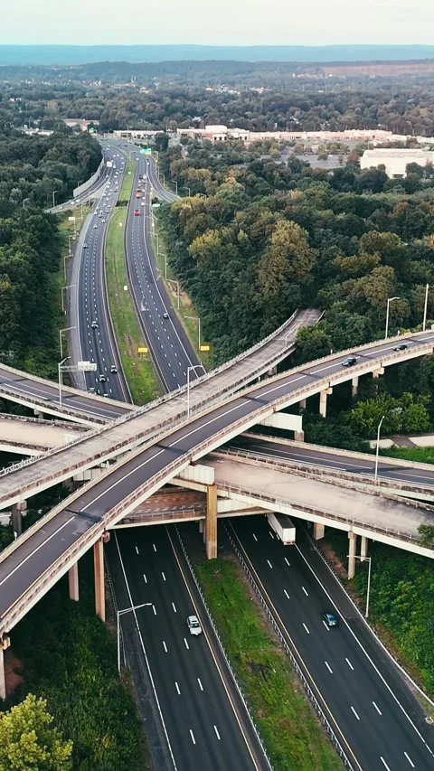 Aerial view of Connecticut highway interchange with traffic... Vídeo Stock 344332603