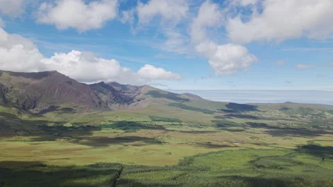 Aerial View Of Conor Pass Mountains And Green Valley In Ireland Vidéo 345008319