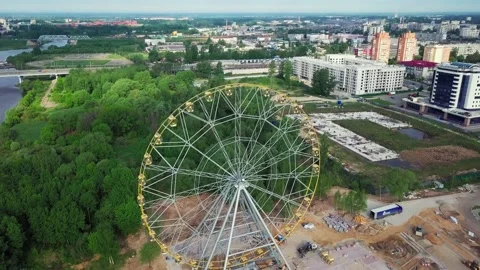 Aerial view of the construction site of the Ferris Wheel attraction Video stock 202216294