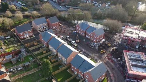 Aerial view of a construction site of new houses with workers Vídeo Stock 168739677