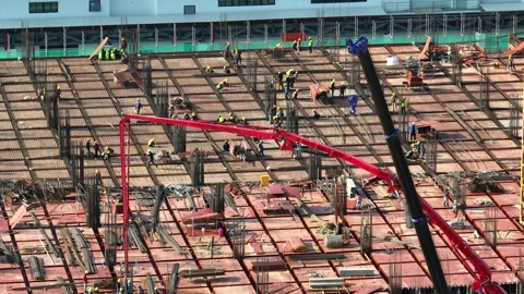Aerial view of construction workers building a structural framework. Vidéo 340134423