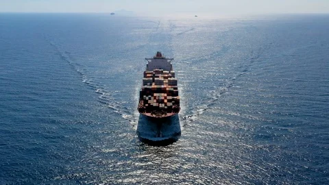 Aerial view of a container cargo ship at full speed over ocean Vídeo Stock 124415375