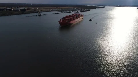 Aerial View of Container Ship and Tugboat Arriving Port of Philadelphia Vídeos de archivo 74514042