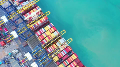 Aerial view of container ship and the blue sea Vídeos de archivo 213586571
