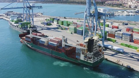 Aerial view of container ship AVERA maneuvering in the port of Alicante. Vidéo 125435017