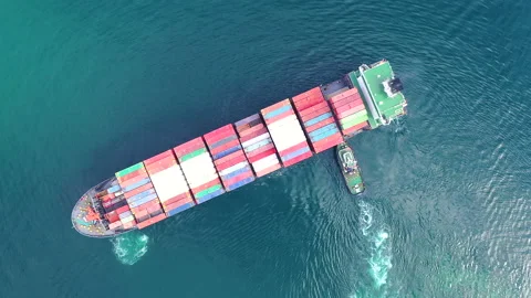Aerial view of container ship maneuvering for enter in the port of Alicante. Vídeos de archivo 166365093