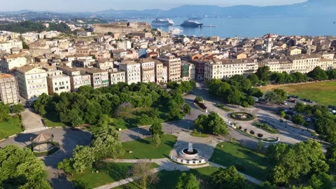 Aerial view of Corfu old town, Spianada square, historic Venetian architecture Vidéo 336737252