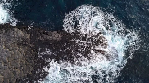 Aerial view of crashing waves on columnar joints Video stock 329061612