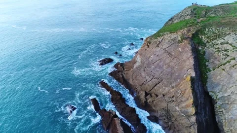 Aerial View of Crashing Waves on Dramatic Stratified Rock Cliffs 스톡 동영상 319894569