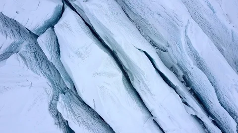 Aerial view of crevasses with visible layers of ice. Vidéo 86564586