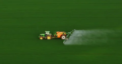 Aerial view of crop sprayer spraying pesticide on a soybean field at sunset Vídeos de archivo 273798522