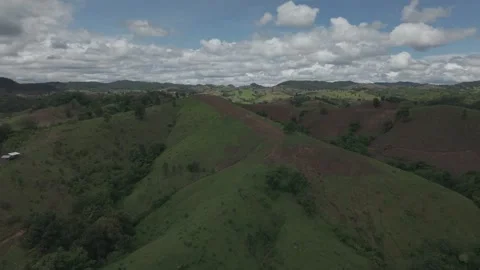 Aerial View of Crossing Ridge Lines, Green and Earthy Hills Under White Cum.. Vídeos de archivo 337600485