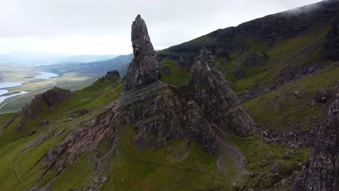 Aerial view crossing through the Old Man of Storr rock formation - Scotland 库存影片 164916622
