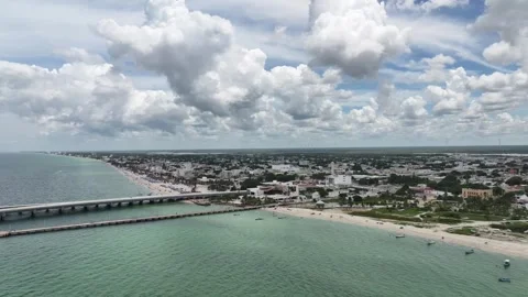 Aerial view of the crowded beach of Progreso, Yucatán, showing turquoise water 库存影片 321449826