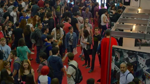 Aerial View Of The Crowded Main Hall Of A Big Convention, Pan Vídeos de archivo 64334340