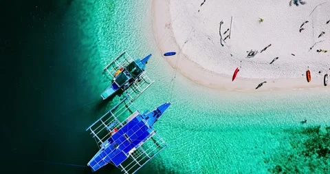 Aerial View of Crowded White Sand Beach and Turquoise Water 스톡 동영상 320020136