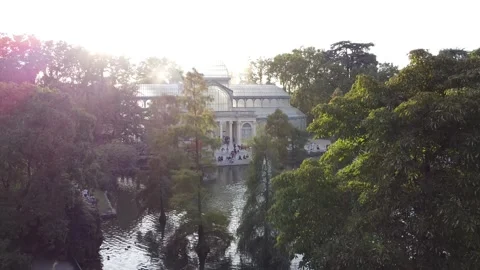 Aerial view of The crystal palace (Palacio de Cristal) located in El Retiro 스톡 동영상 334172012