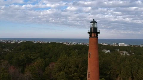 Aerial view of Currituck Beach Light in the Outer Banks of North Carolina. Stockbeeldmateriaal 105678047