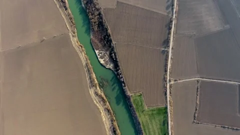 Aerial view of Danube River flowing between Romania and Bulgaria across vast Vídeos de archivo 333724097