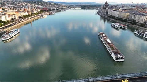 Aerial View of the Danube River Historic Buildings and Parliament Budapest Vídeo Stock 344057667