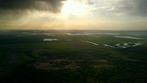 Aerial view of dark clouds and the setting sun on the plains Vídeo Stock 293333473