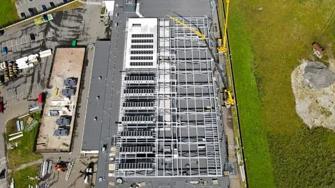 Aerial view of data center construction with cooling systems Stockfoto's
