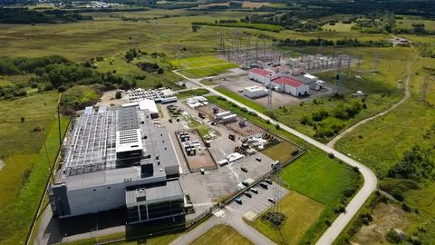 Aerial view of data center construction and energy infrastructure Stockfoto's