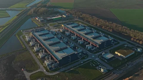 Aerial view of data center with cooling towers Stockbeeldmateriaal 331201358