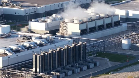 Aerial view of data center cooling towers emitting steam Vídeo Stock 333391787