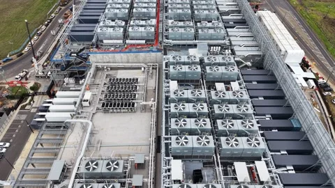 Aerial view of data center cooling systems under construction Vidéo 340503476