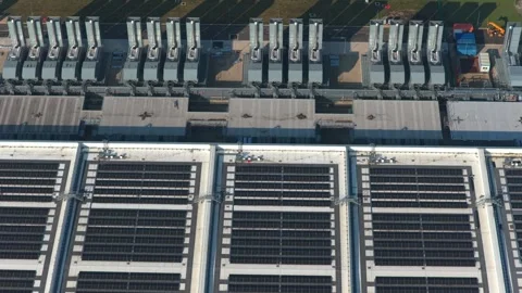 Aerial view of data center with rooftop solar panels and cooling system 库存影片 334056893