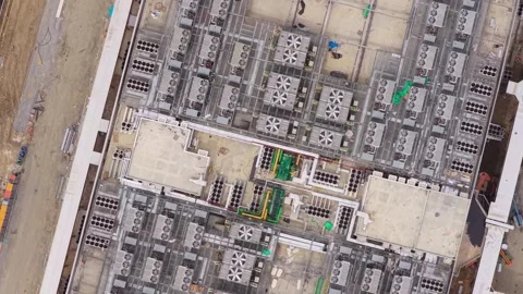 Aerial view of data center rooftop cooling systems under construction Vídeos de archivo 346339843