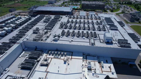 Aerial view of data center with ventilators, advanced technology cooling sy.. Vidéo 336512358