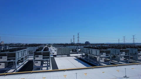 Aerial view of data center with ventilators, advanced technology cooling sy.. Vidéo 336512764