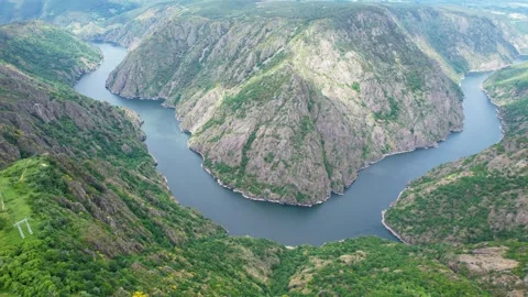 Aerial view of deep river canyon curve with green cliffs The Concept of Nat.. Vídeo Stock 327710119