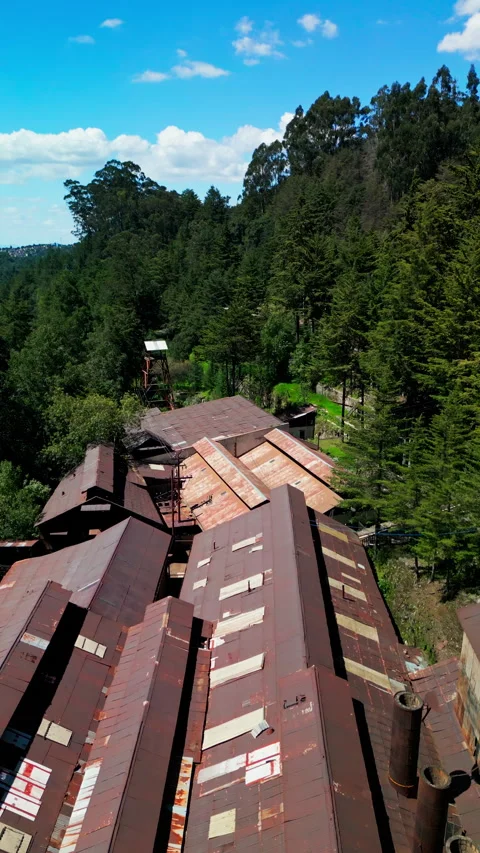 Aerial view descending toward the rust colored roofs of the Mina Dos Video stock 346015592