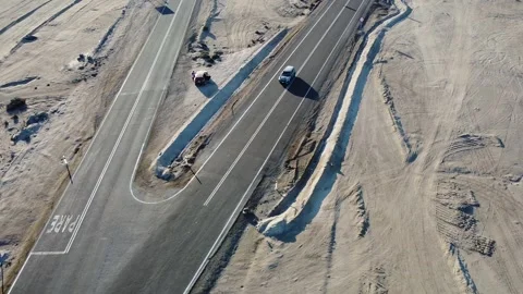 Aerial View of Desert Road Intersection with Passing Cars Vidéo 318685255