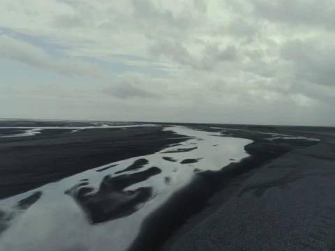 Aerial view of desolate black sand delta river in Iceland Vidéo 79856817