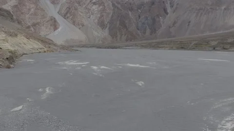 Aerial view of a desolate riverbed in the mountains of Pakistan, highlighting 스톡 동영상 314455911
