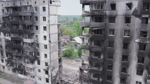Aerial view of a destroyed building during the war in Ukraine Vídeos de archivo 202916035