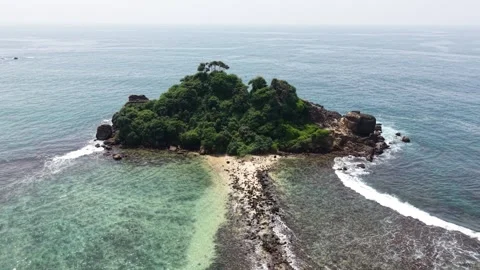 Aerial view of Devil's Rock island with lush greenery, Sri Lanka. Stock Footage 335906750