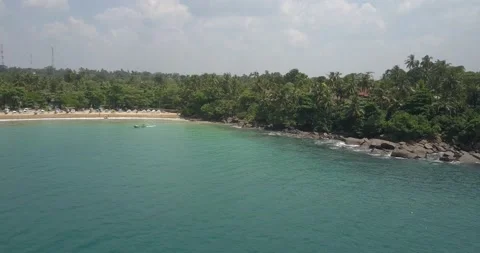Aerial view of Devinuwara Beach with many fishing boats, blue clear ocean Vidéo 201170751