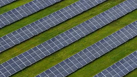 Aerial View of Diagonal Solar Panel Rows in Green Landscape Germany Foto stock