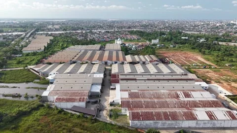 Aerial view of distribution warehouses of several companies lined up neatly.. 動画素材 337014444