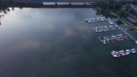 Aerial view of Dnipro River heading towards the right bank at sunset, Kyiv Ci 库存影片 113220695
