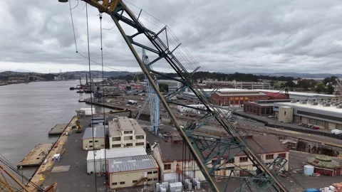 Aerial View of a Dock and Crane at Mare Island Shipyard, Vallejo CA 4K Vídeo Stock 337265577