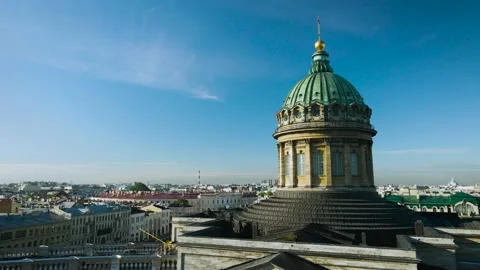 Aerial view of a dome and enter of the Kazan Cathedral in St. Petersburg Stock-Footage 207323248