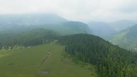 Aerial view of Doodhpathri, Budgam District, Kashmir Valley, Jammu and Kashmir Vidéo 336745022
